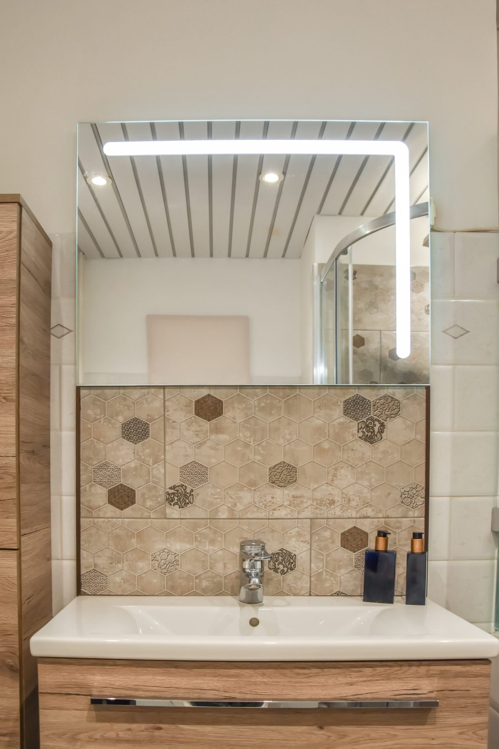 Iluminación LED moderna en baño Valencia